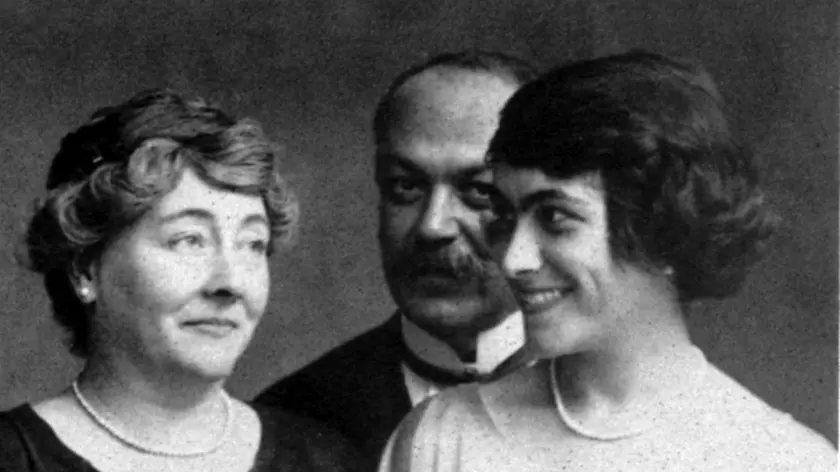 Letizia Fonda Savio (prima a destra) con il padre Italo Svevo e la madre Livia