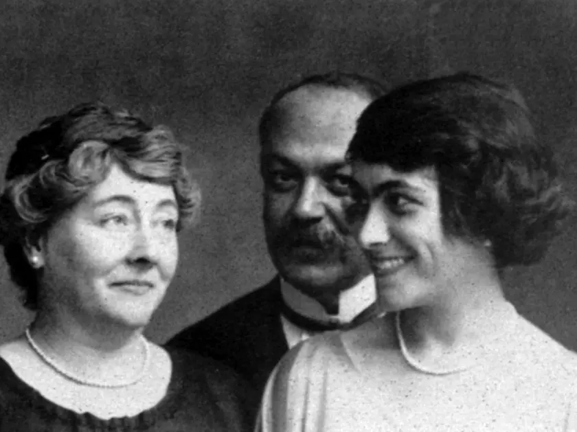 Letizia Fonda Savio (prima a destra) con il padre Italo Svevo e la madre Livia