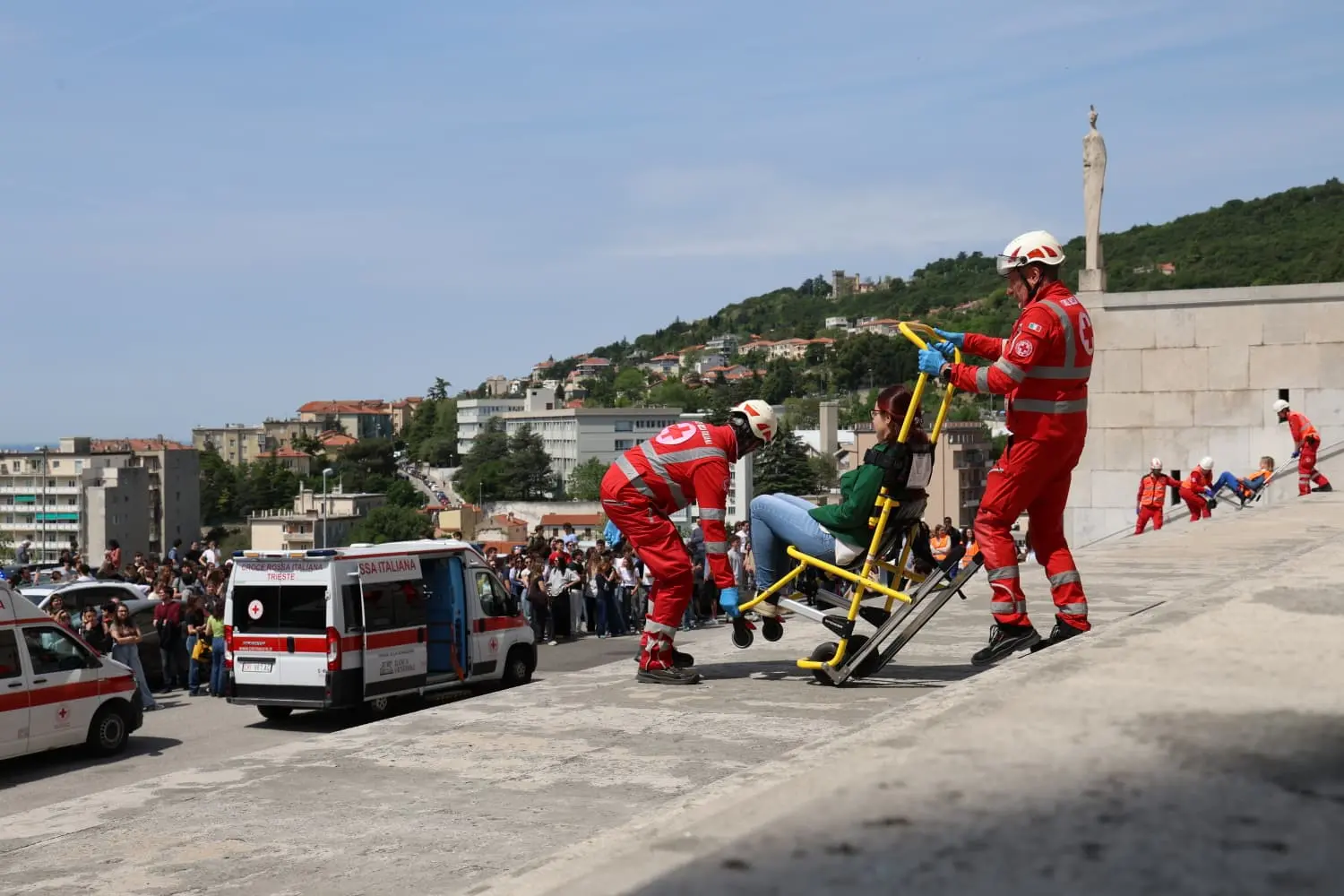 L’Università di Trieste, in occasione della Giornata mondiale per la salute e la sicurezza sul lavoro, ha partecipato a un’iniziativa congiunta per rafforzare, a livello accademico e territoriale, la cultura della prevenzione, con una maxi esercitazione che ha coinvolto studenti, docenti e personale amministrativo