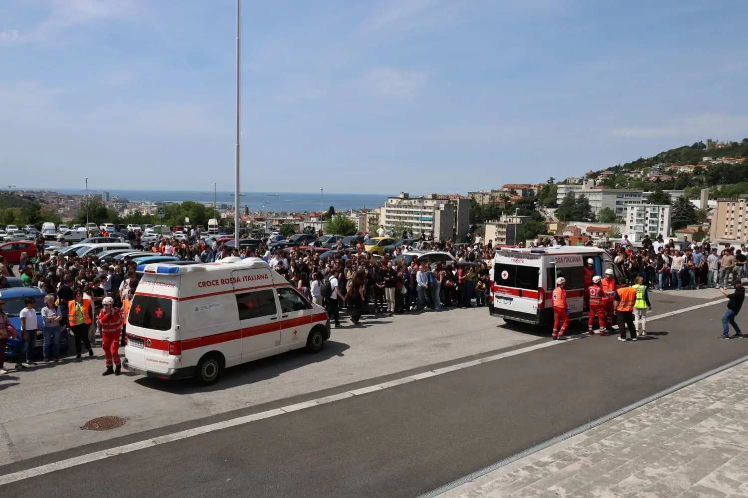 L’Università di Trieste, in occasione della Giornata mondiale per la salute e la sicurezza sul lavoro, ha partecipato a un’iniziativa congiunta per rafforzare, a livello accademico e territoriale, la cultura della prevenzione, con una maxi esercitazione che ha coinvolto studenti, docenti e personale amministrativo