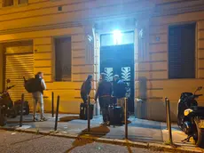 I carabinieri del Nucleo rilievi scientifici davanti al condominio di via Gozzi