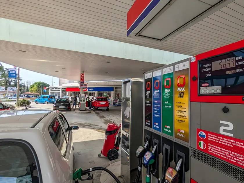 Un distributore di carburanti a Nova Gorica (Tibaldi)