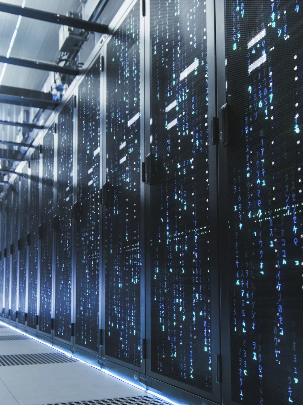 L’interno di un data center con gli armadi che contengono server e supercomputer