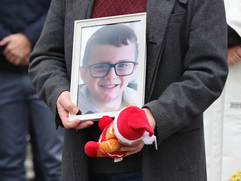 Il ritratto di Giovanni nelle mani del papà il giorno del funerale (Foto Lasorte)