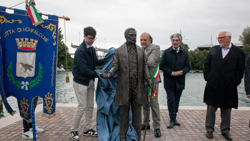 Inaugurata la statua di Valentinis