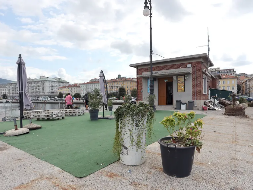 L’ex gelateria Pinguino al molo Pescheria (foto Andrea Lasorte)