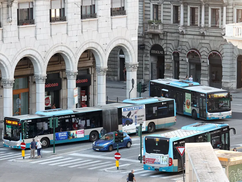 Autobus in piazza Goldoni. (Foto archivio Lasorte)