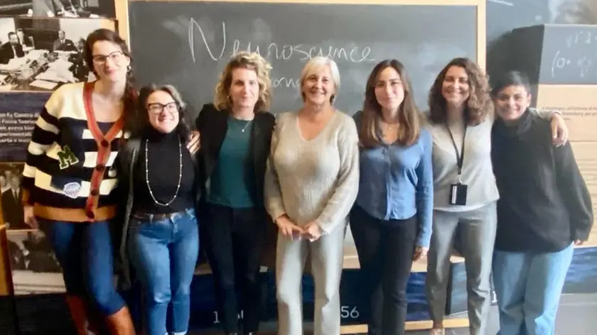 Lo staff di ricercatrici guidate dalla direttrice del Laboratorio di Neuroscienze Raffaella Rumiati (al centro)