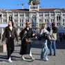Tre turiste si godono una passeggiata nella cornice di piazza Unità (fotoservizio Andrea Lasorte)