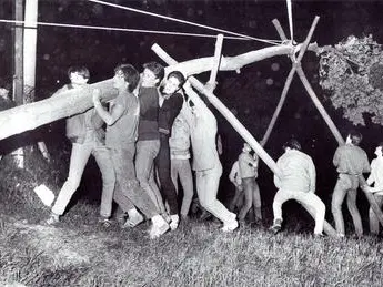 La tradizione del Maj in una vecchia immagine (foto Pellis)