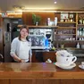 Ji Liwei, titolare del bar Nino. Foto Simcic/Tibaldi
