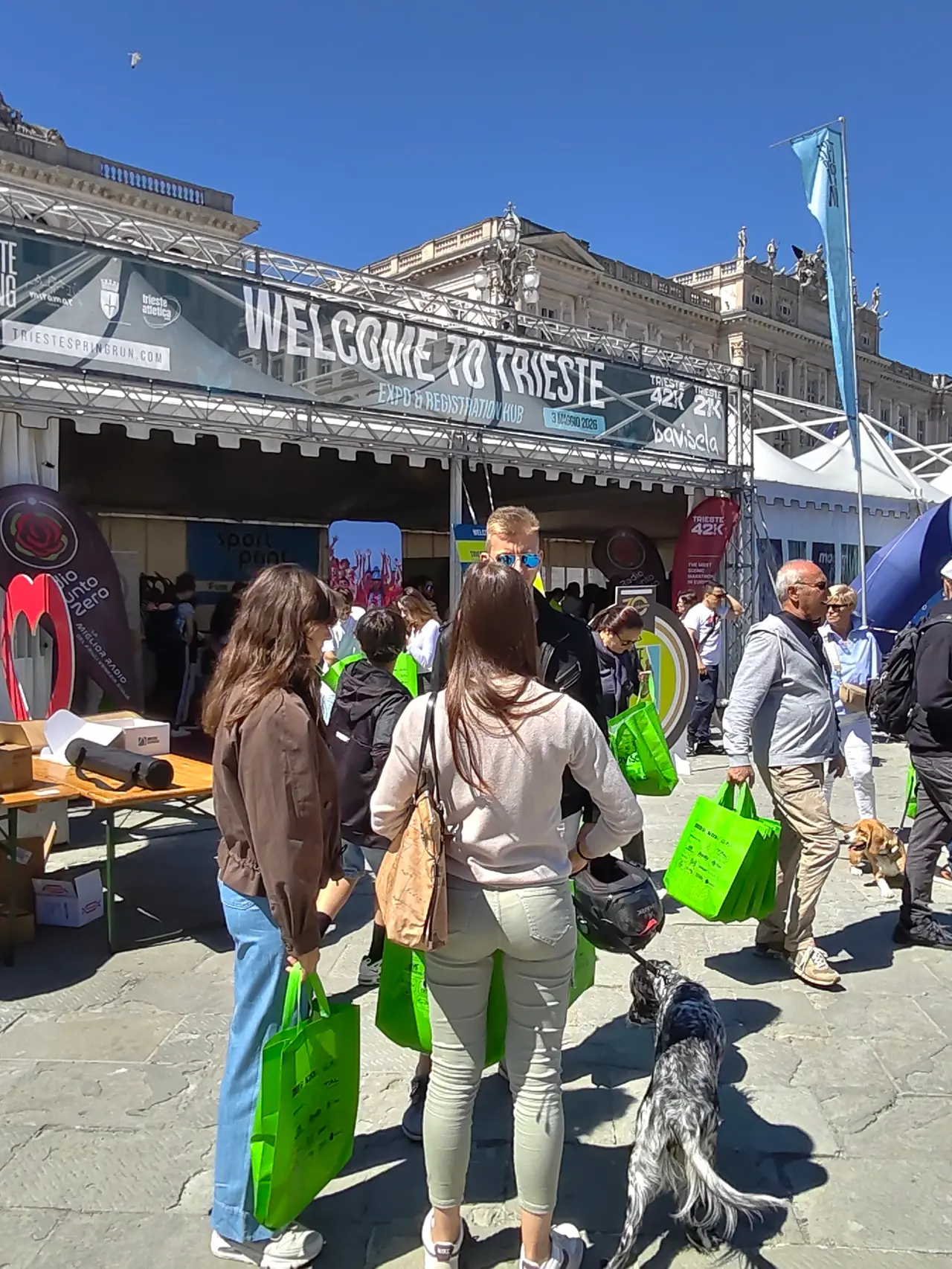 In piazza Unità il cuore nevralgico dell’organizzazione della Spring Run. Foto Bruni
