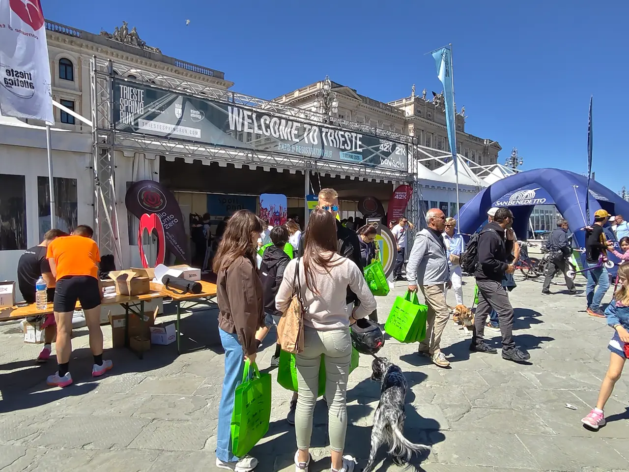 In piazza Unità il cuore nevralgico dell’organizzazione della Spring Run. Foto Bruni