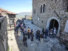 Turisti in attesa di entrare al Castello (foto Daniele Tibaldi)
