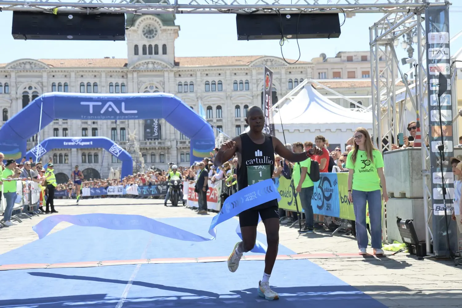 Il vincitore della 42k categoria maschile, Benjamin Kiprop Serem. Foto Lasorte