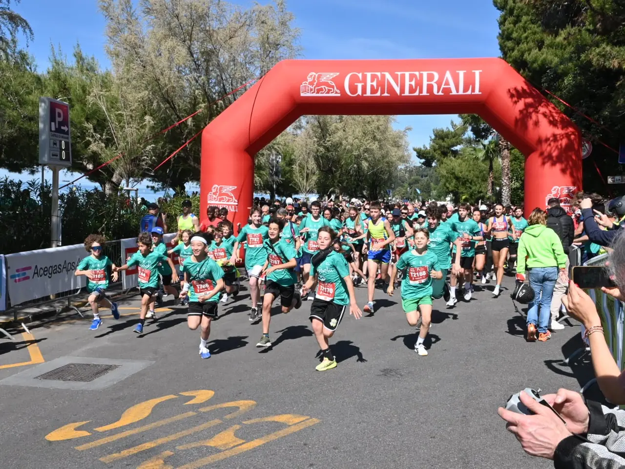 La colorata partenza della Family Run. Foto Bruni