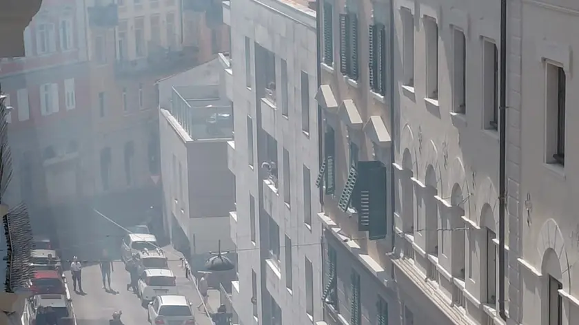 Fiamme in uno stabile di largo Niccolini a Trieste