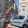 Incendio in un appartamento al terzo piano di largo Niccolini 3 a Trieste. L'intero edificio è stato evacuato a scopo precauzionale