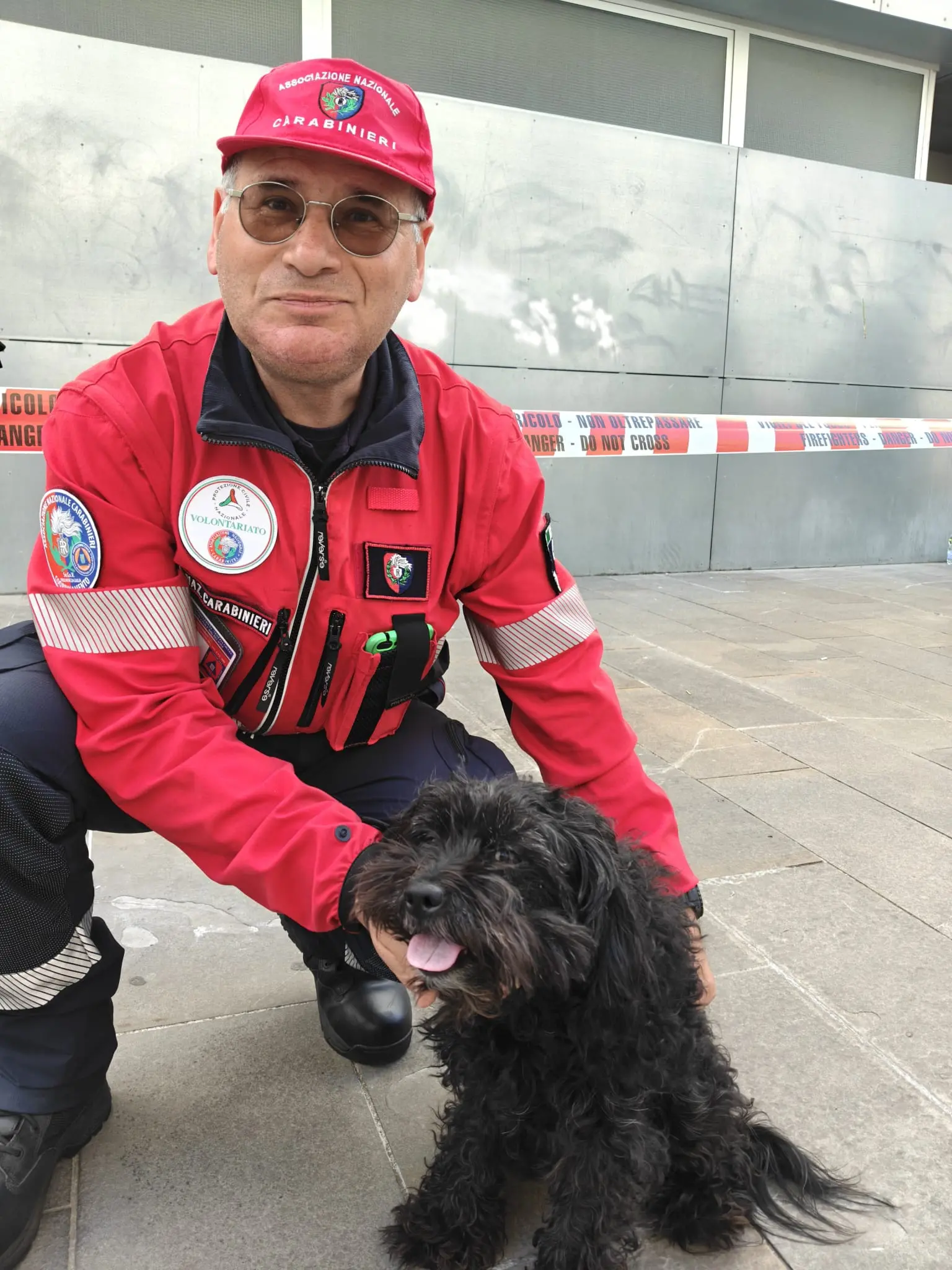 Salvato il cagnolino Emil di proprietà delle persone che abitano nell'appartamento sottostante. Il cane è stato preso in carico da un volontario dell'Associazione nazionale dei Carabinieri