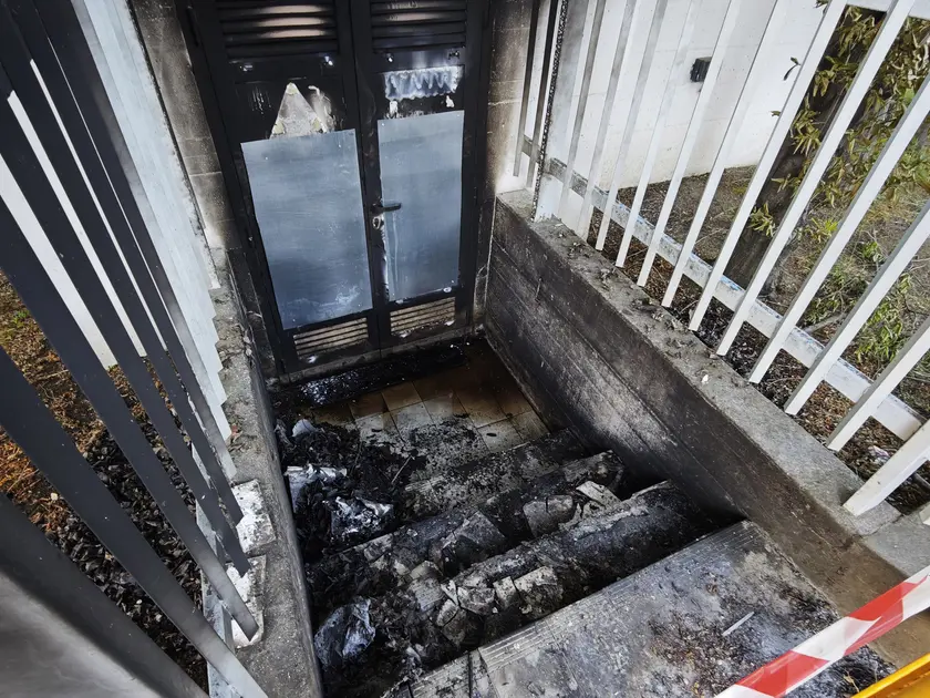 La cabina del gas incendiata (foto Andrea Lasorte)