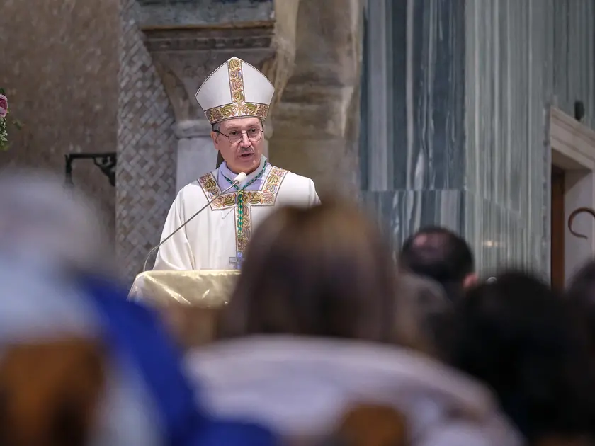 Il vescovo monsignor Enrico Trevisi alla messa di Pasqua (foto Massimo Silvano)