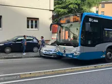 L'auto e l'autobus coinvolti nell'incidente in via Fabio Severo