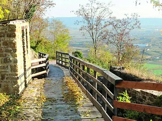 Uno dei percorsi che porta alla sommità del monte Quarin (foto d'archivio)