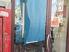 La vetrata danneggiata del Caffè Le Merende in via Carducci