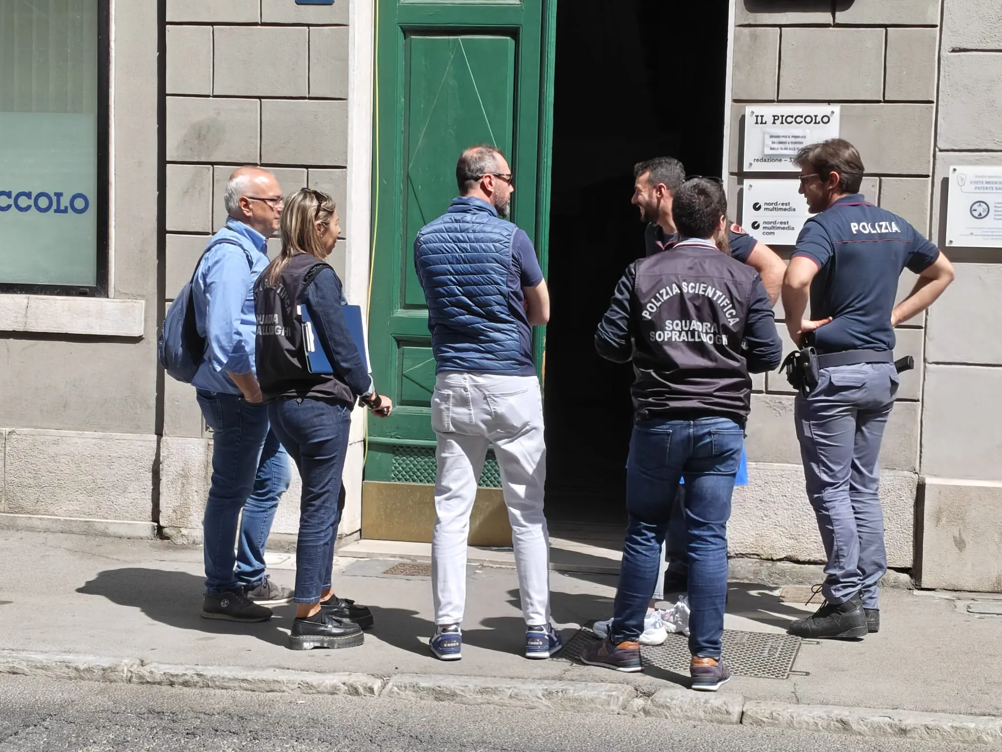 Il sopralluogo della polizia scientifica e della Digos nella sede de Il Piccolo