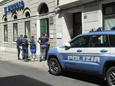 L'arrivo di polizia scientifica e Digos nella sede triestina de Il Piccolo