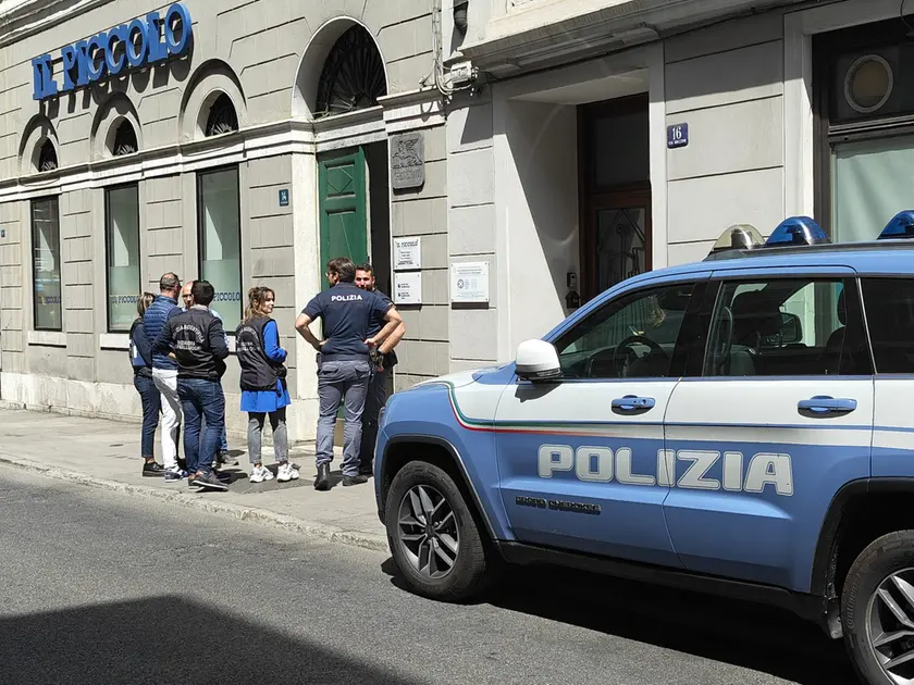 L'arrivo di polizia scientifica e Digos nella sede triestina de Il Piccolo
