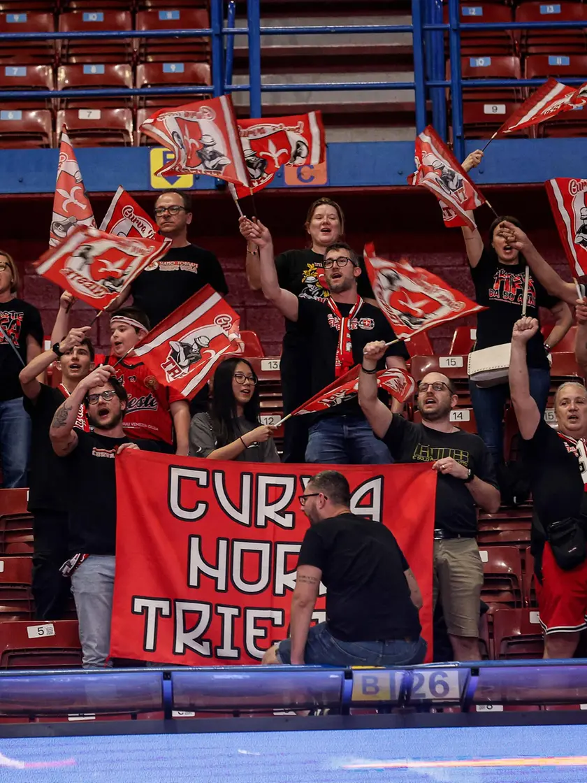 I tifosi alabardati in trasferta domenica a Milano (foto Ciamillo / Lasorte)