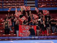 I tifosi alabardati in trasferta domenica a Milano (foto Ciamillo / Lasorte)