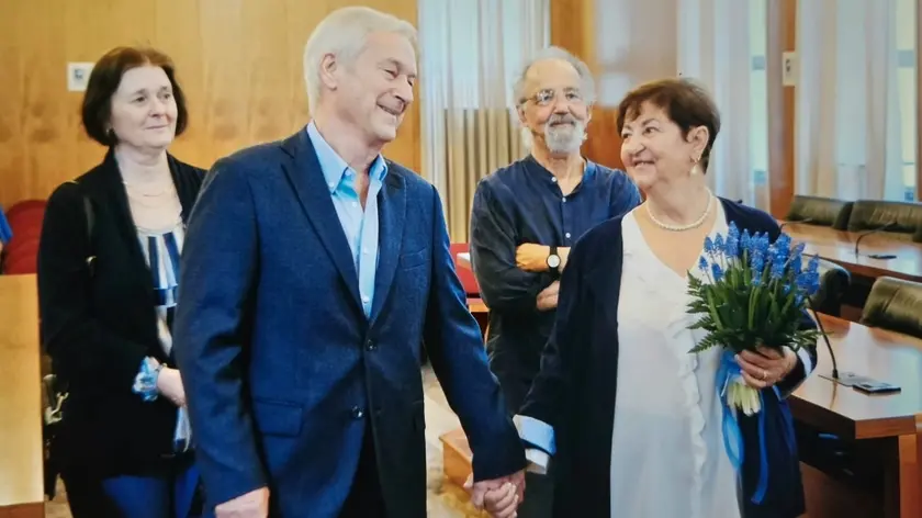 Mariangela Ghirardini, 76 anni, e Flavio Franzolini, 80, nel giorno del loro matrimonio in municipio a Codroipo