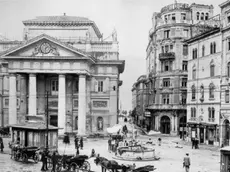 Piazza della Borsa con Palazzo Dreher sulla destra agli inizi del ’900