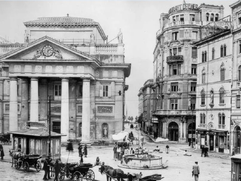 Piazza della Borsa con Palazzo Dreher sulla destra agli inizi del ’900