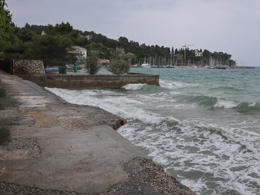 La mareggiata del 2023 che ha devastato il litorale triestino (foto Andrea Lasorte)