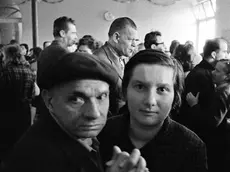 Festa di carnevale al manicomio di Udine in una foto di Ferdinando Scianna/Magnum Photos
