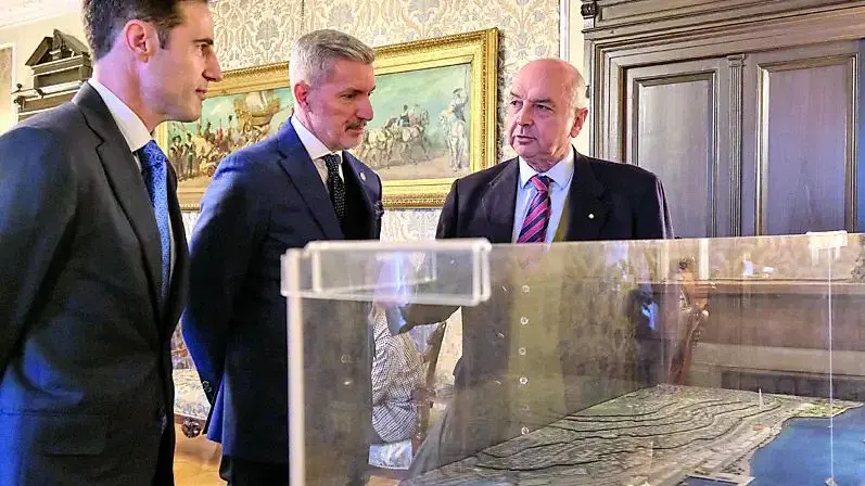 A destra il sindaco Roberto Dipiazza con il presidente della Pallacanestro Trieste Paul Matiasic (a sinistra) e il general manager Michael Arcieri (in centro)