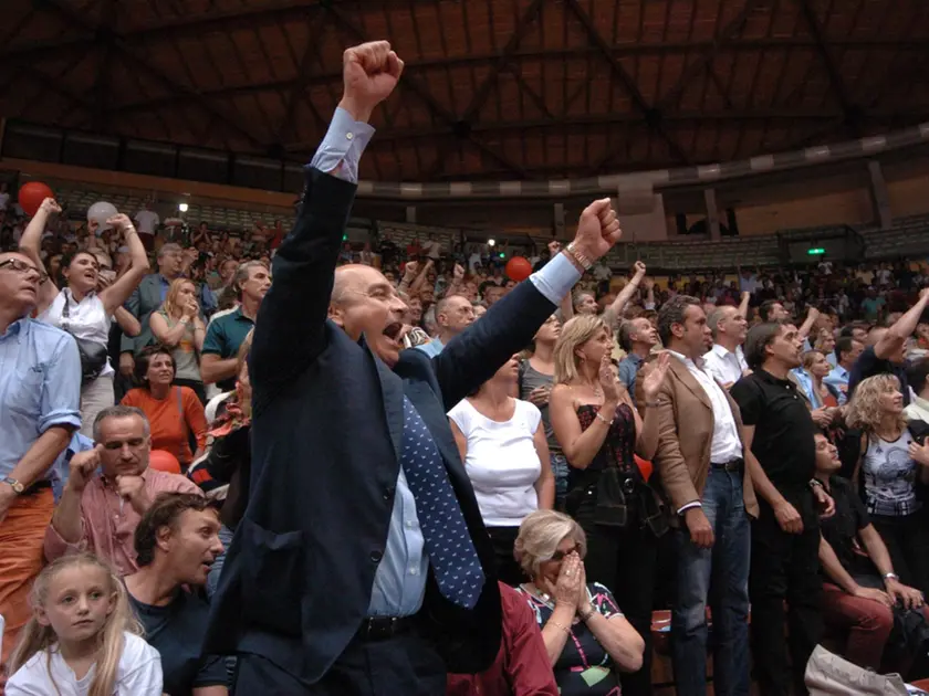 Il sindaco Dipiazza esulta con i tifosi della Pallacanestro Trieste al PalaRubini