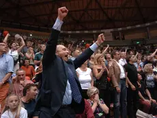 Il sindaco Dipiazza esulta con i tifosi della Pallacanestro Trieste al PalaRubini (foto Francesco Bruni)