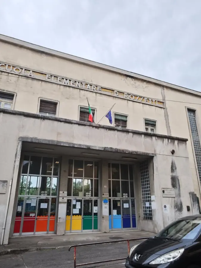 La scuola elementare Rossetti che ospita provvisoriamente la Caprin (Lasorte)