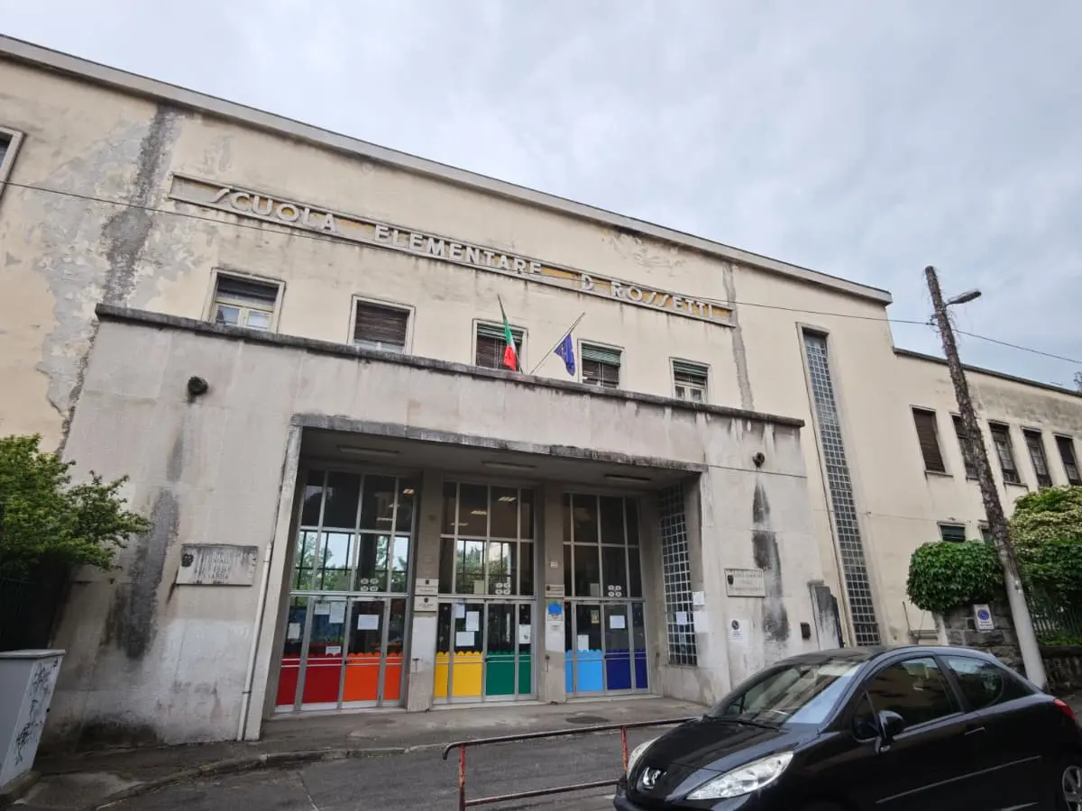 La scuola elementare Rossetti che ospita provvisoriamente la Caprin (Lasorte)