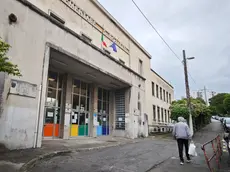 L’esterno della scuola Rossetti in via Zandonai nel rione di Valmaura dove si è verificata l’aggressione Foto Andrea Lasorte