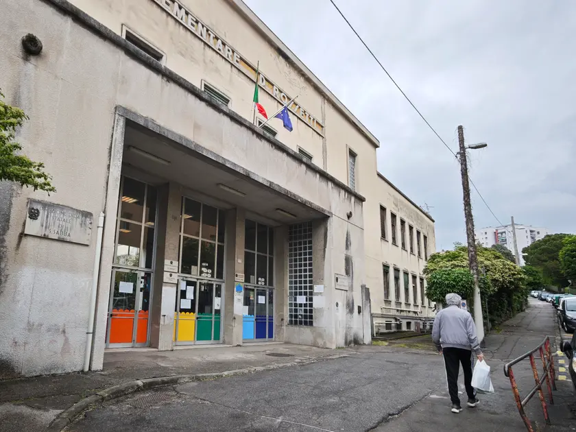 L’esterno della scuola Rossetti in via Zandonai nel rione di Valmaura dove si è verificata l’aggressione Foto Andrea Lasorte