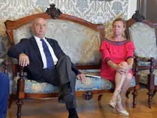 Il sindaco Roberto Dipiazza con l'assessora nel salotto azzurro del Municipio