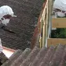 Operazioni di bonifica dall'amianto su una tettoia