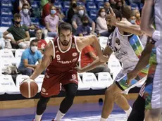 Fabio Mian in azione al PalaRubini con la maglia della Pallacanestro Trieste griffata Allianz