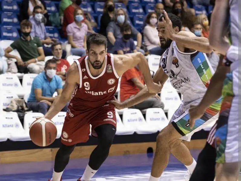 Fabio Mian in azione al PalaRubini con la maglia della Pallacanestro Trieste griffata Allianz