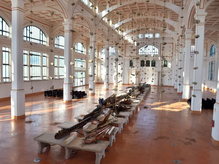 L’istallazione di Jannis Kounellis al Salone degli Incanti (Bruni)